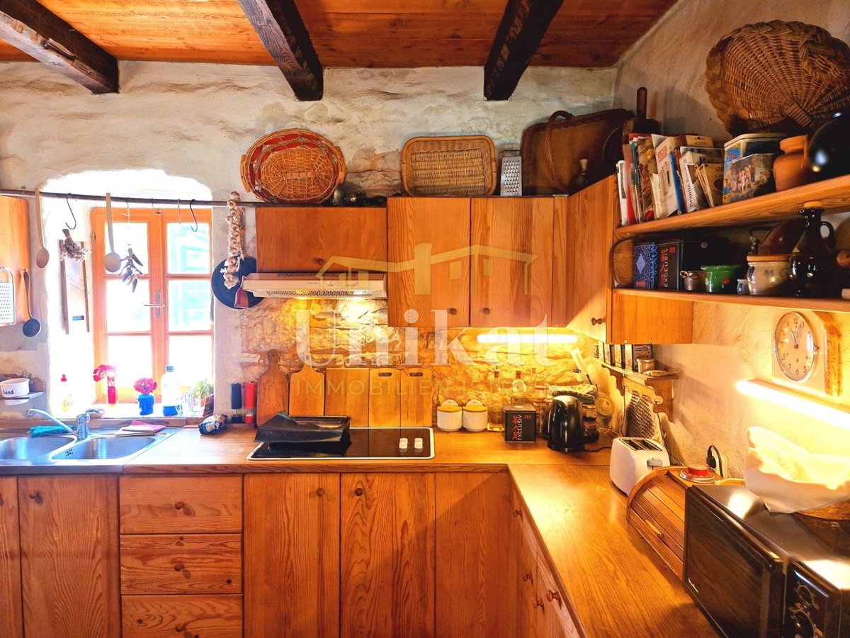 Avtentično posestvo s kamnito hišo in velikim zemljiščem